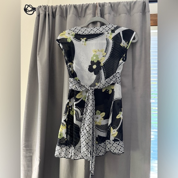 Woman’s Sheer Floral Wrap Top - Picture 3 of 6
